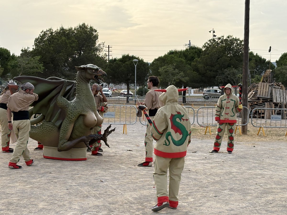 La rebuda de la Flama del Canigó ha comptat amb una exhibició de ball, la tabalada de l’associació cultural Ball d’Enveja, l’actuació dels Falcons de Vilanova, amb el grup de grallers “Compinxes” i la participació de la recent estrenada Víbria de Sant Joan
⬇️🔥