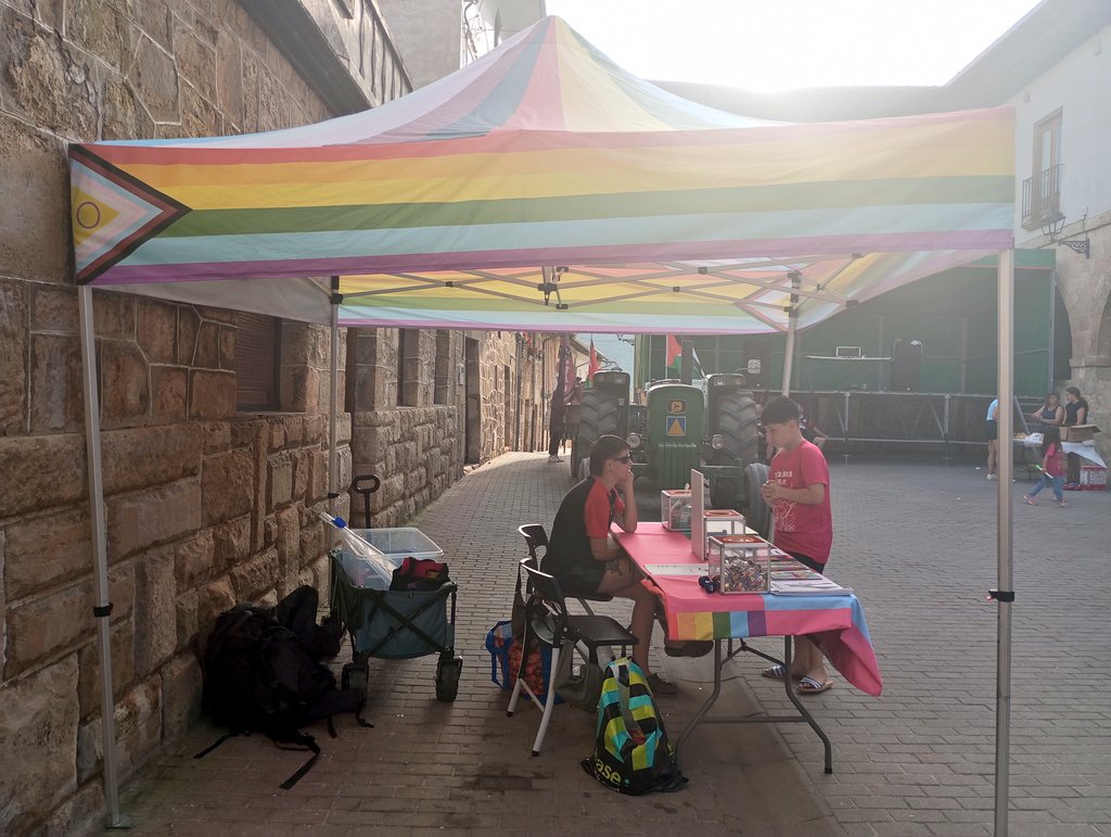 Gaur iluntzian, Trebiñura gerturatu gara, ez ahazteko Arabako eskualde guztietara heltzea gure helburua dala :)
Arratsaldeko 19.30tatik, 22.30ak arte, plazan egongo gara, musika, bingo eta pikoteo artean.
Animatu hurbiltzera!

Hoy al atardecer, nos hemos acercado a Trebiñu, para