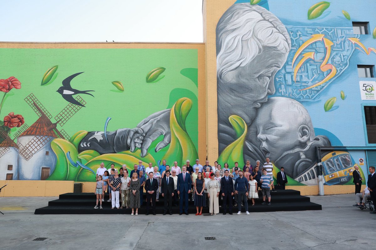 Los Reyes inauguran en Badia del Vallès un mural participativo que rinde homenaje a la población barcelonesa y conmemora el 50º aniversario de la creación del polígono de viviendas que permitió a muchas familias, procedentes de distintos puntos de España, desarrollar sus