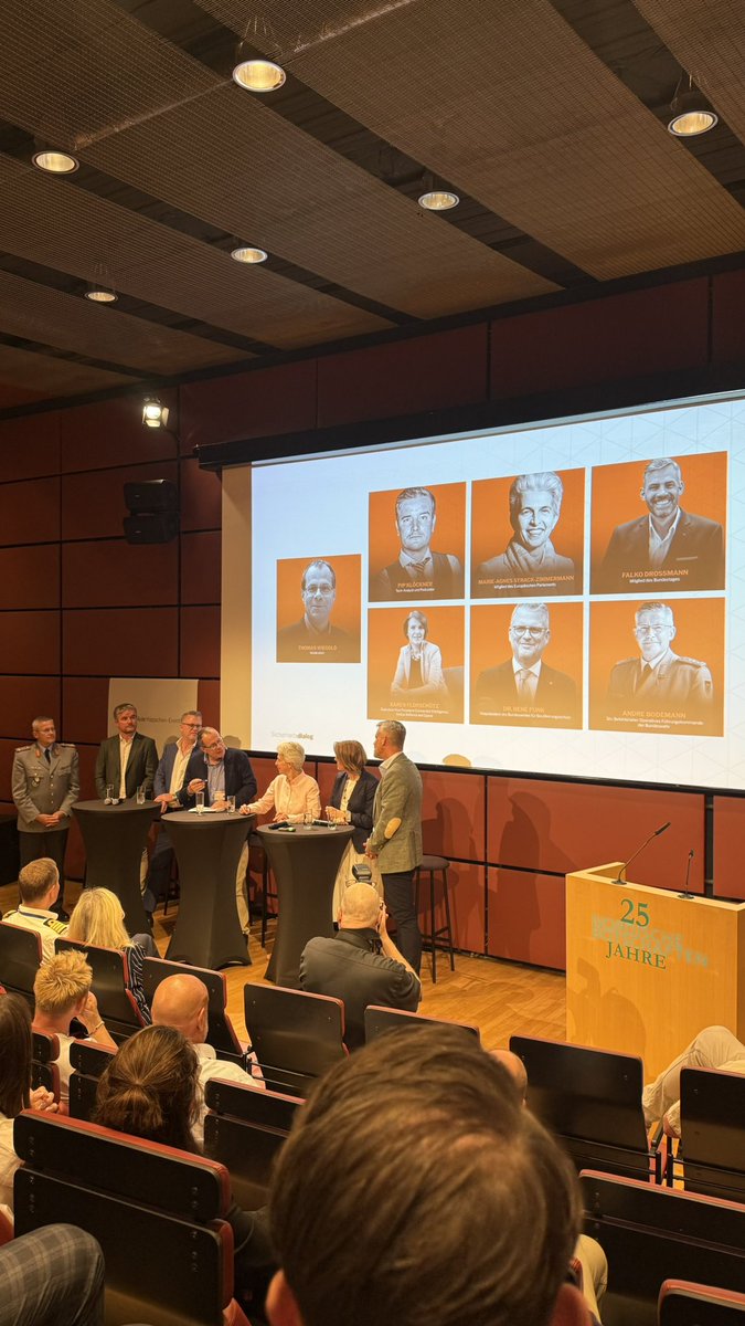 Lars M. Heitmüller (@𝗟𝗠𝗛) (@lmh) on Twitter photo Spannendes Panel beim #Sicherheitsdialog. Sprechen über das Deutsche #Bullerbüsyndrom. <a href="/MAStrackZi/">Marie-Agnes Strack-Zimmermann</a> <a href="/thomas_wiegold/">thomas_wiegold</a> <a href="/FlorschutzKaren/">Karen Florschütz</a> <a href="/renefunk3/">rené funk</a> Spannendes Panel beim #Sicherheitsdialog. Sprechen über das Deutsche #Bullerbüsyndrom. <a href="/MAStrackZi/">Marie-Agnes Strack-Zimmermann</a> <a href="/thomas_wiegold/">thomas_wiegold</a> <a href="/FlorschutzKaren/">Karen Florschütz</a> <a href="/renefunk3/">rené funk</a>