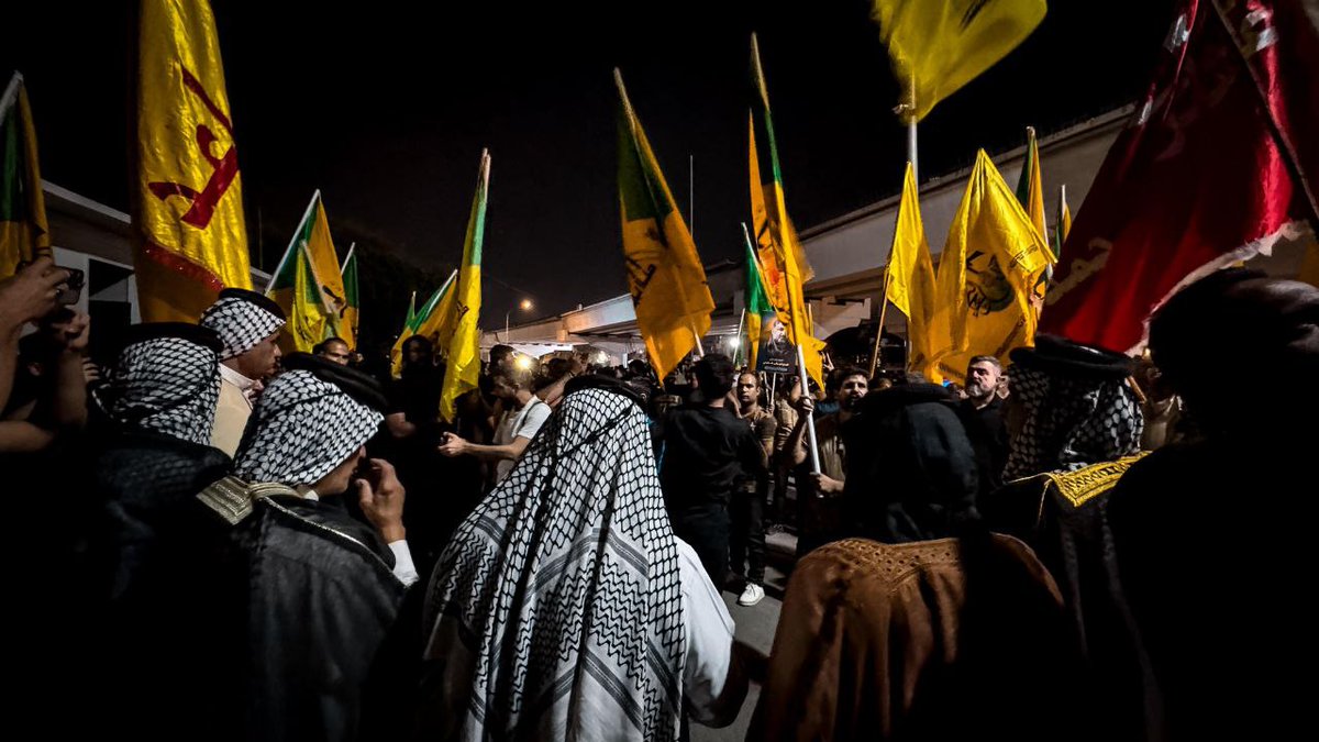 🛑🇮🇶 بغداد 

الاحتجاجات الشعبية مستمرة عند الجسر المعلق ببغداد للمطالبة بطرد الاحتلال وغلق السفارة الأمريكية .
