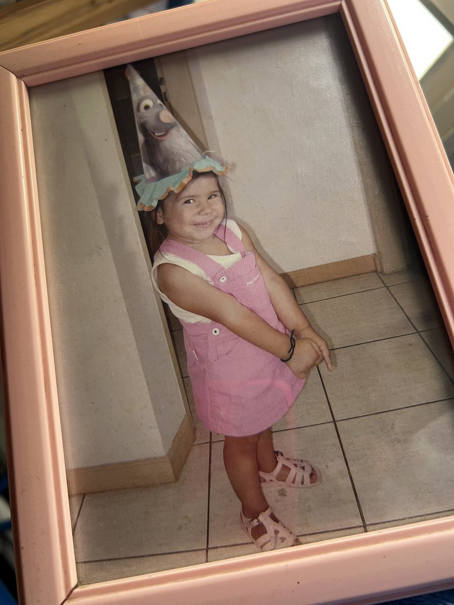 siempre voy a querer volver ahí donde sólo era una chiquita que no sabía la existencia de todos los problemas que hoy tengo, que era terrible y hincha huevos. solo quiero quedarme con ese recuerdo y con esa agustina que era feliz,  hasta lo último voy a ser terrible 🤍