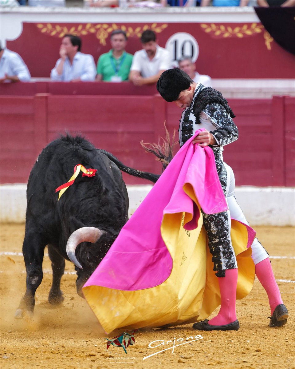 Lances de Futuro (@lancesdefuturo) on Twitter photo 🟣 Torrejón de Ardoz 🟣
Silencio para <a href="/JimenezFortes/">Saúl Jiménez FORTES</a> en el segundo toro de la tarde de Valdefresno. 🟣 Torrejón de Ardoz 🟣
Silencio para <a href="/JimenezFortes/">Saúl Jiménez FORTES</a> en el segundo toro de la tarde de Valdefresno.