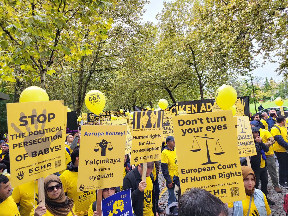 İzmir'de tutuklanan öğrencilerden birinin ailesi mesaj gönderdi. "STRASBOURG'DA LÜTFEN SESİMİZ OLUN." 

Oluruz değil mi arkadaşlar? Gelip gelememek de karar veremeyen varsa iletmiş olayım. 

25 Haziran'da #HerkesİçinAdalet demek üzere 4. kez Strasbourg'dayız.