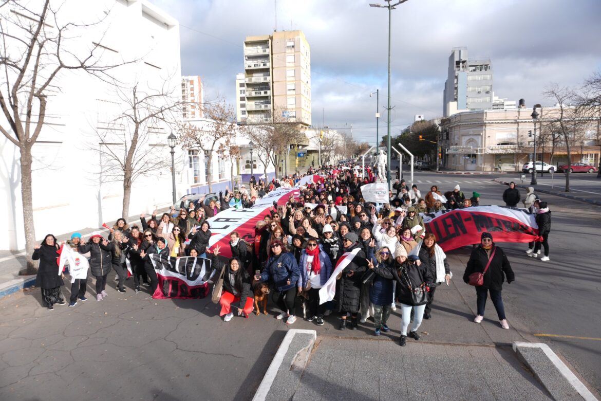 🇵🇱 I Fragmento del comunicado final del Encuentro Nacional de Mujeres Radicales 

"Reafirmamos, además, que no hay identidad radical posible en alianzas con quienes representan lo contrario a nuestros valores. La ultraderecha libertaria, negadora de derechos, agravia nuestra