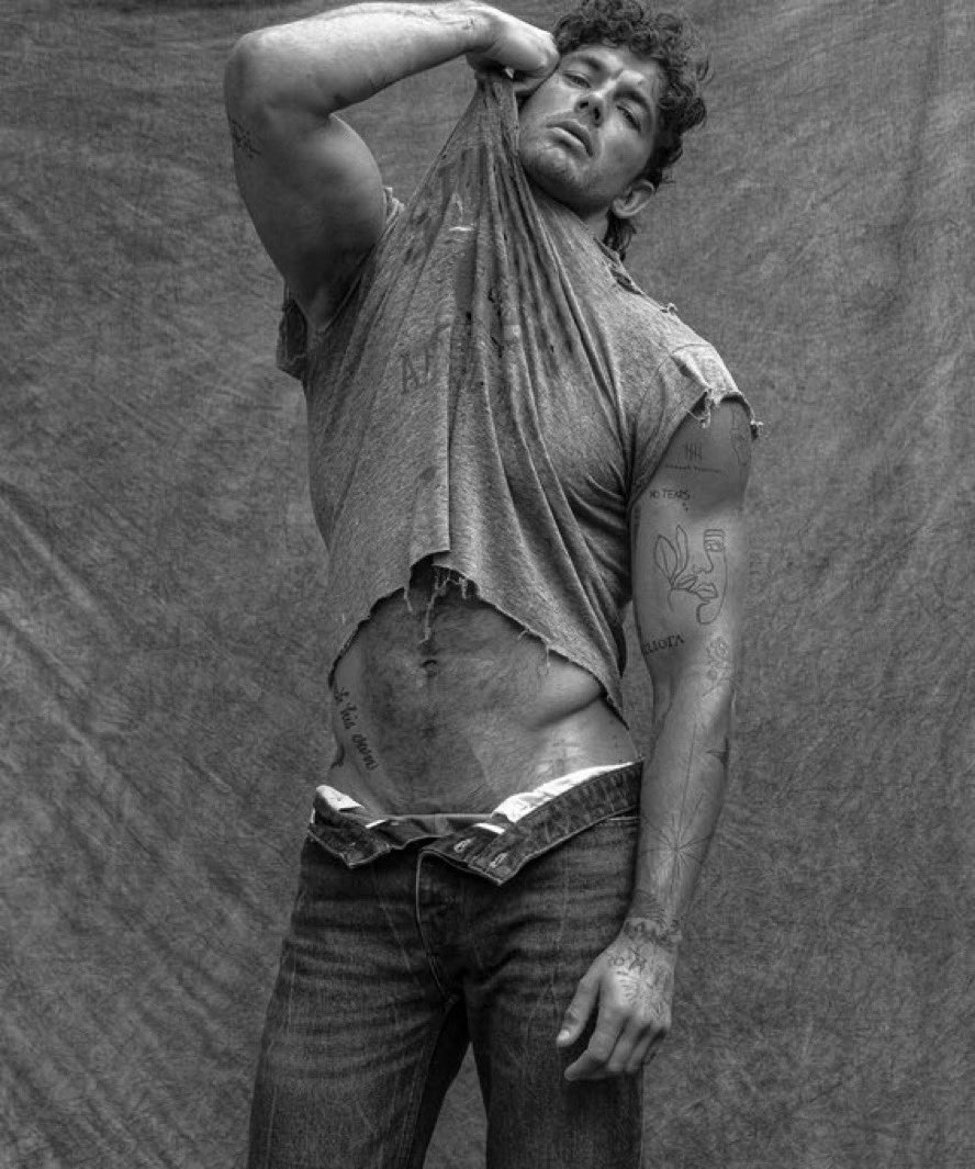~lawyer 
~Brother to <a href="/KyleGraysonRP/">Kyle Grayson</a> 
- Brother to <a href="/AshleyGraysonRP/">Ashley Grayson</a> 
~ Lives in New York 
~ RT