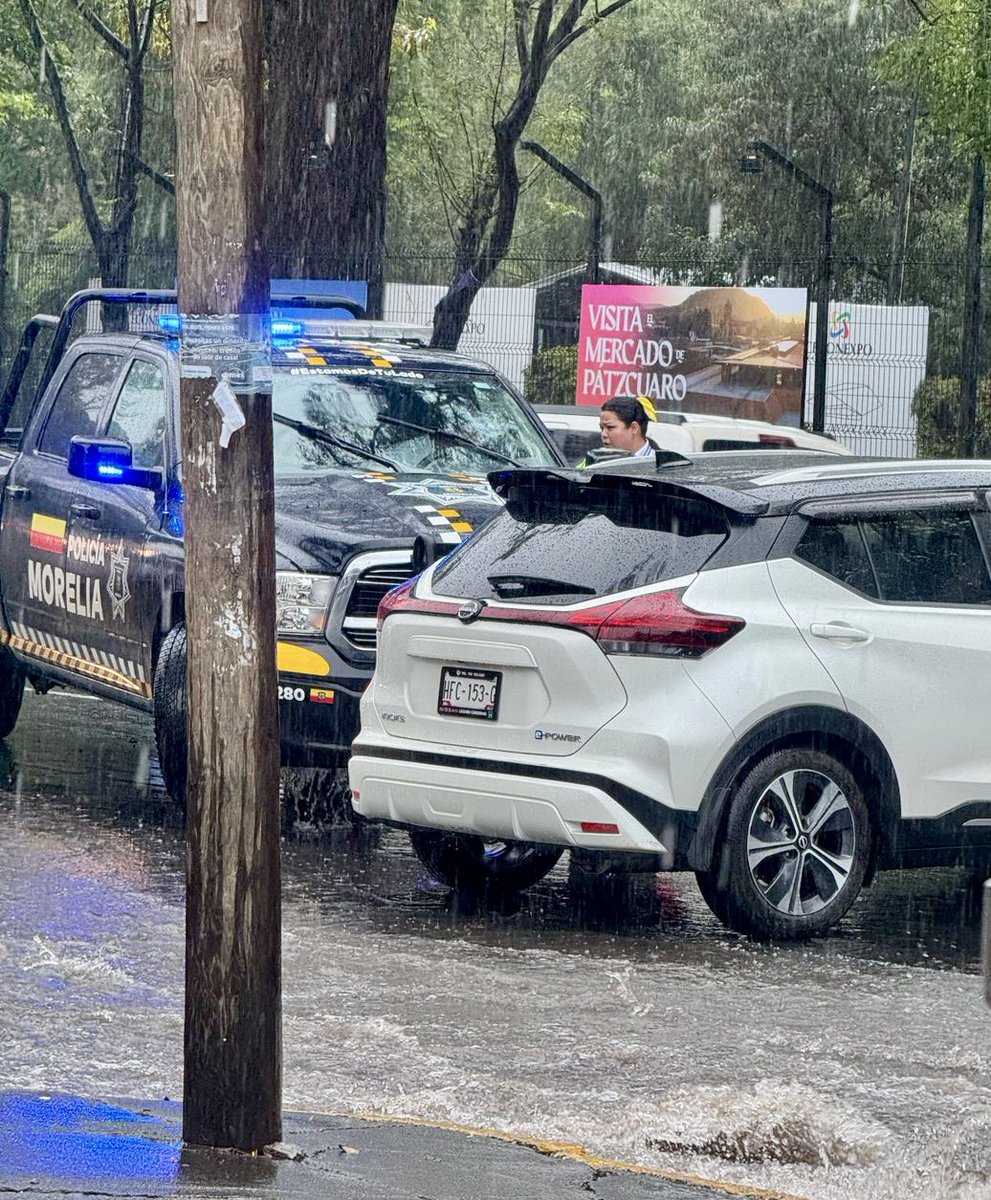 #Morelia
Accidente de tránsito en Calzada Ventura Puente y Alejandro Volta, frente a #Ceconexpo

Patrulla de la Policía de Morelia y vehículo particular involucrados.