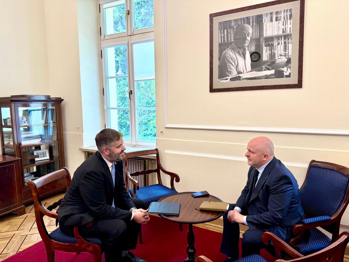 pawelkowalpl_EN's tweet image. 🇵🇱🇽🇰 I met with @DSGashiRKS , Head of Kosovo’s Diplomatic Mission, to discuss security in the Balkans and Kosovo’s EU integration. Poland supports Kosovo’s Euro-Atlantic aspirations-regional stability is our shared priority. We also honored Prof. Geremek’s legacy.
