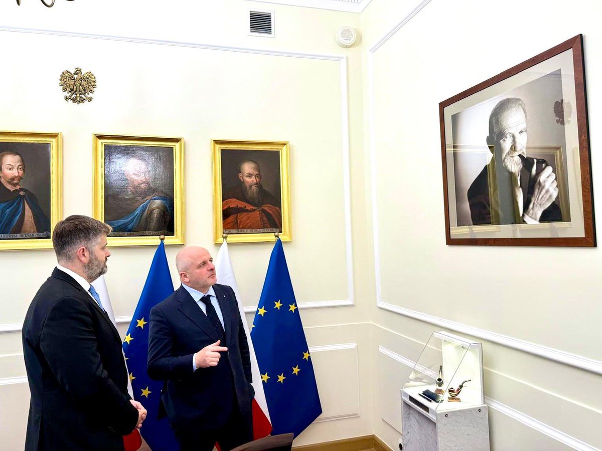 pawelkowalpl_EN's tweet image. 🇵🇱🇽🇰 I met with @DSGashiRKS , Head of Kosovo’s Diplomatic Mission, to discuss security in the Balkans and Kosovo’s EU integration. Poland supports Kosovo’s Euro-Atlantic aspirations-regional stability is our shared priority. We also honored Prof. Geremek’s legacy.