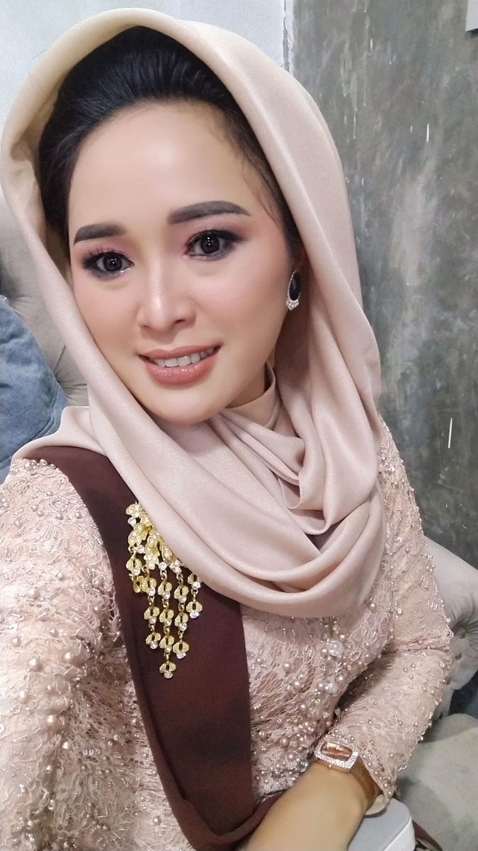 Pake hijab apa ngga?