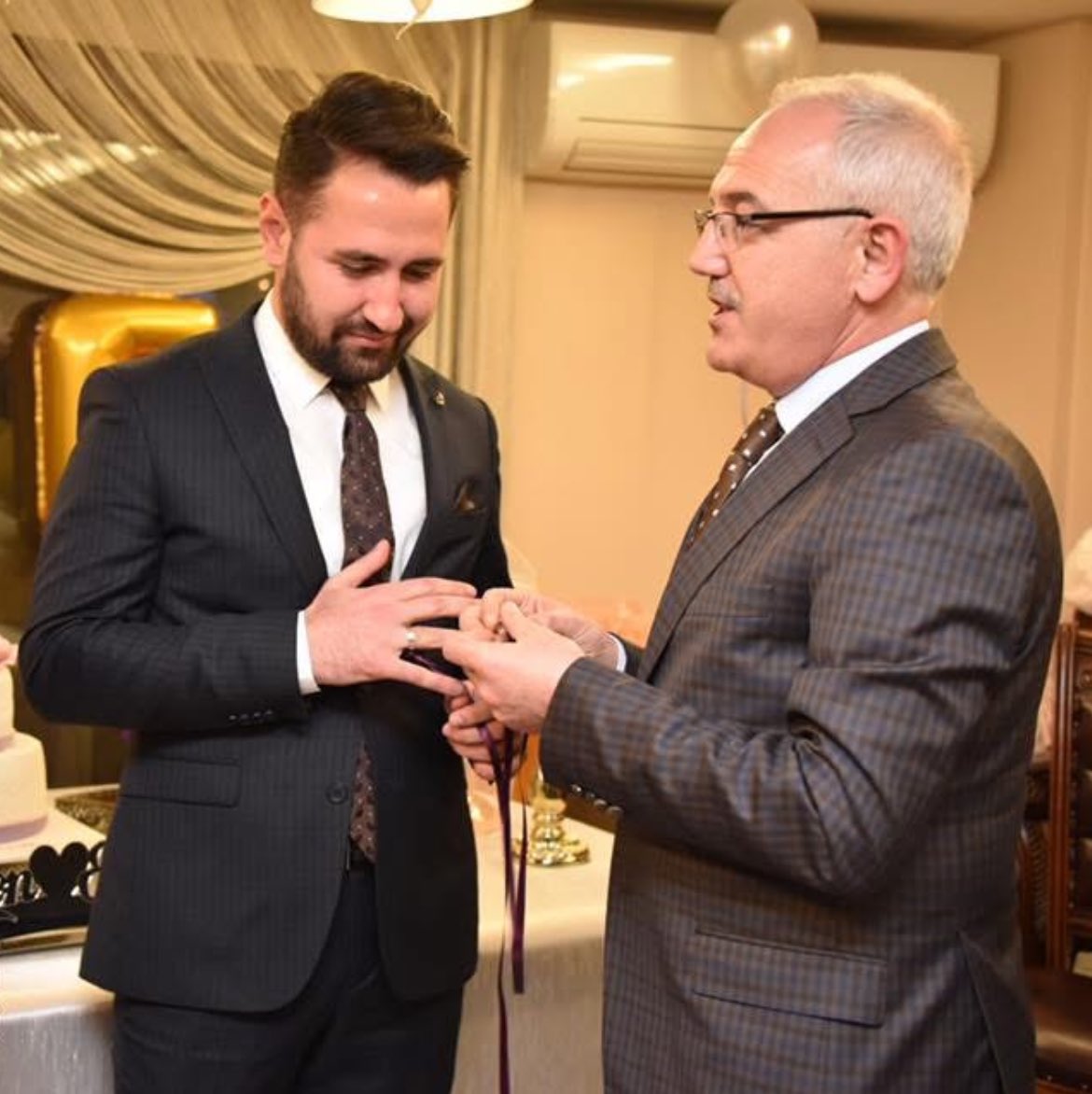 Ah benim güzel İsmail ağabeyim…
  
  Her mutlu anımda, her hüzünlü zamanımda yanımdaydın. Bazen bir abi, bazen bir dost, bazen gölgesine sığınılan bir çınar oldun. Gönlümüzün en kıymetli yerinde, dualarımızın en özünde yerin hep vardı…

 Rabbim rahmetiyle muamele etsin. Mekânı