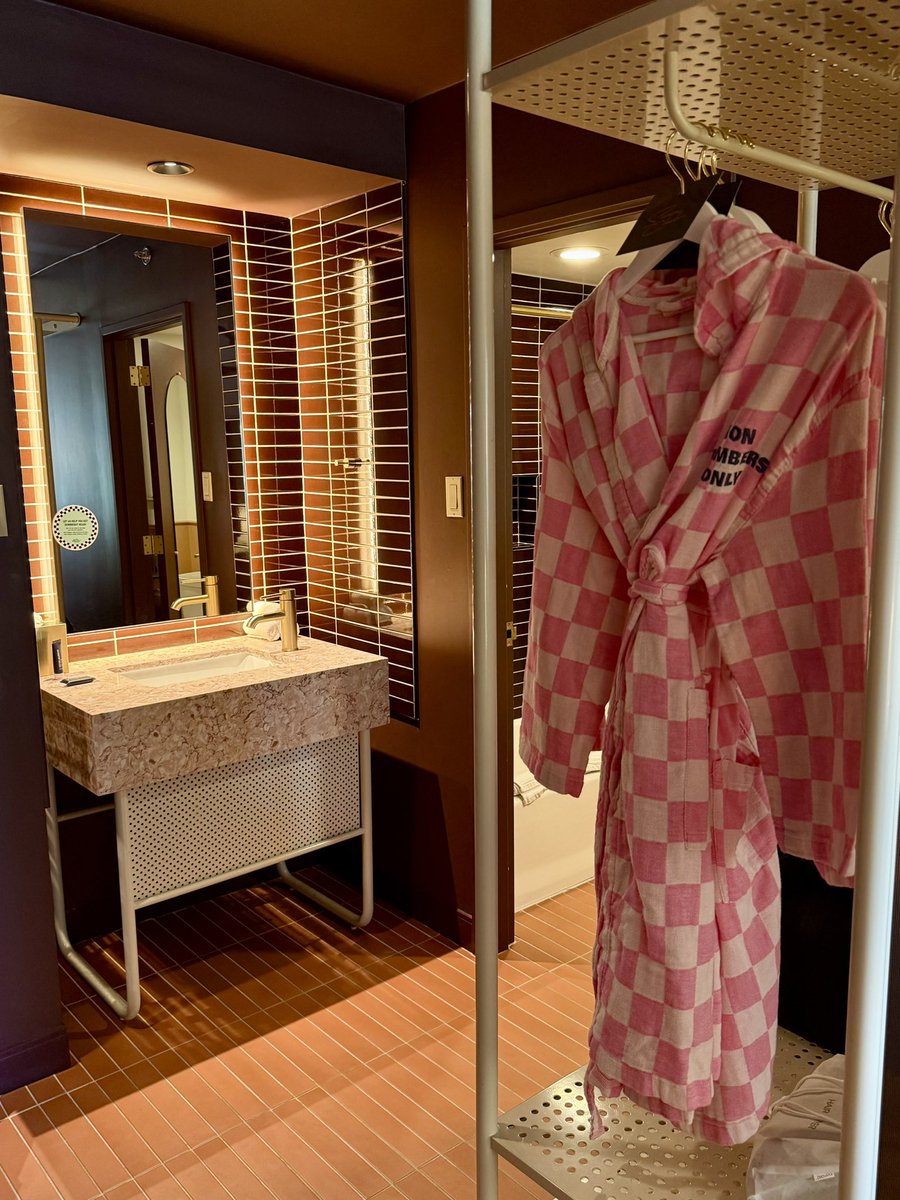 toomuchsaki's tweet photo. appreciation post for this pink hotel 🌸 https://t.co/BZWaesl5cQ
