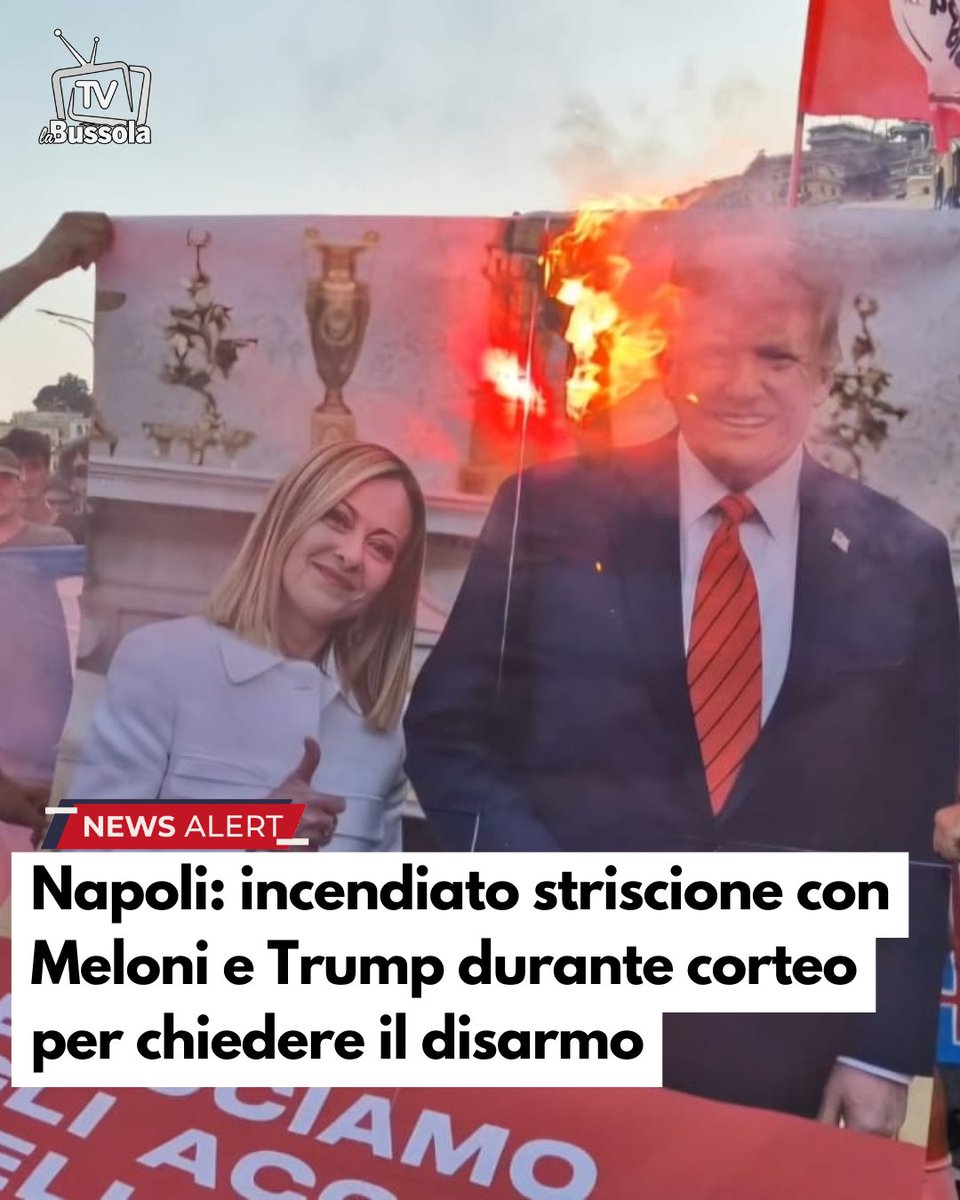 Incendiato sul lungomare di Napoli uno striscione con la foto di Giorgia #Meloni e Donald #Trump.
Attivisti e Potere al Popolo, dietro ad uno striscione con la scritta "Disarmiamoli" hanno tentato di raggiungere il Consolato degli #StatiUniti ma ha trovato il blocco della Polizia