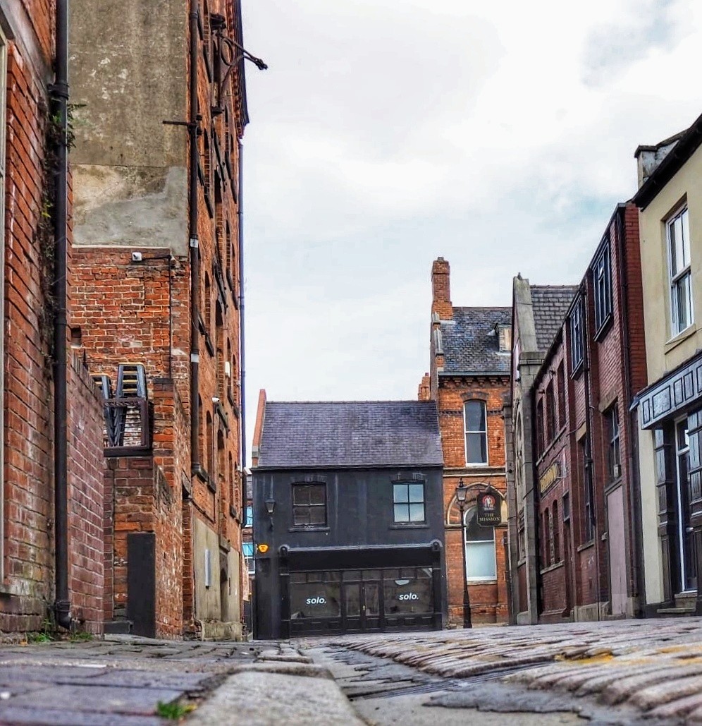 Dagger Lane at low level looking north from the end of Prince Street. With the Waterfront Nightclub on the left &amp; The Mission Pub on the right.

#hull #yorkshire #travel #architecture #photography