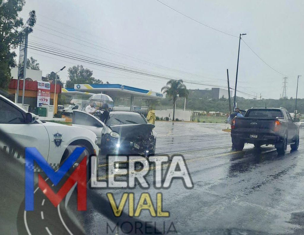 #Accidente en camino a salud, al exterior de gasolinería. 📸 de Alerta Vial