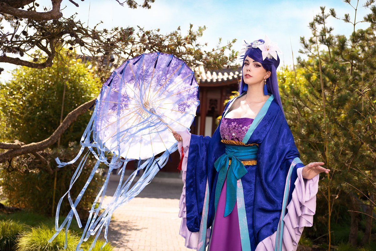 More Lihua (Apothecary Diaries/ Kusuriya no Hitorigoto) cosplay pics 💙!
I finished editing my solos. Yay! 

costume and wig made by me
photos by <a href="/meermiau/">Heinz</a>
umbrella and fan was bought by <a href="/acorea/">Johanna</a> for the group 🥰

#TheApothecaryDiaries #kusuriyanohitorigoto