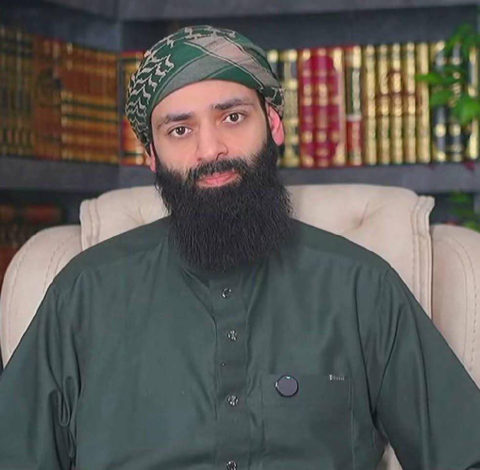 ‼️‼️الي بيعرف ألماني يترجم هالتغريدة لو سمحتوا‼️‼️
في واحد اسمه محمد شمس الدين، عايش بألمانيا وواخد لجوء كنسي، طالع بيبرر الهجوم على الكنيسة بدمشق وبيقول إنه “مبرر لأن الحكومة ما عاقبت فلول النظام والناس عم تعبر عن غضبها”…