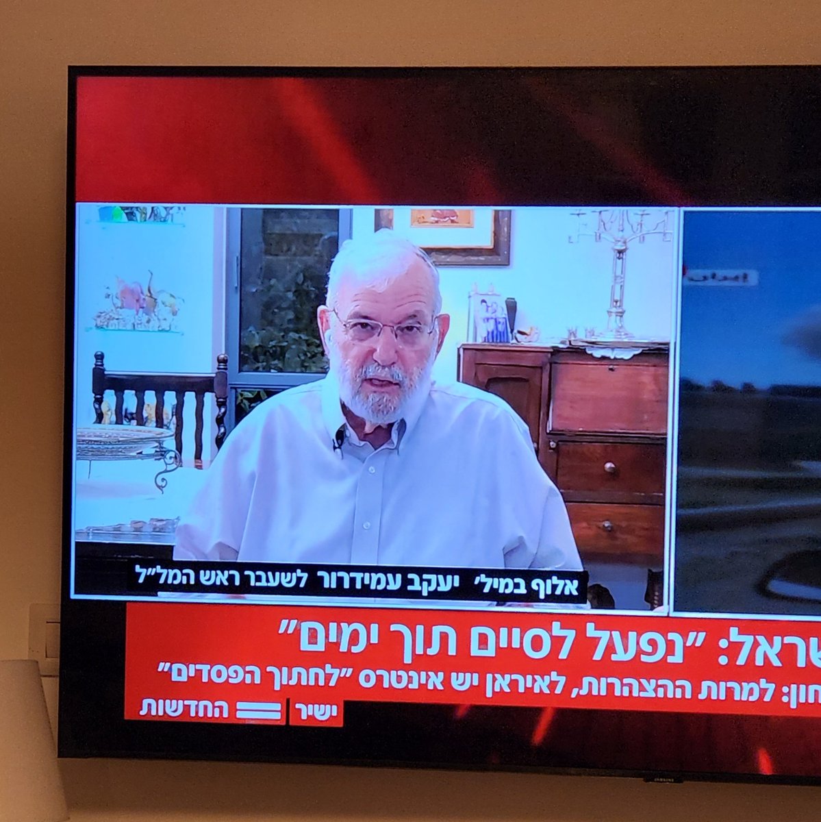 ImriBen's tweet photo. למה יעקב עמידרור תמיד נראה כאילו תפסו אותו באמצע ארוחת חג https://t.co/mRbV4x1aDC