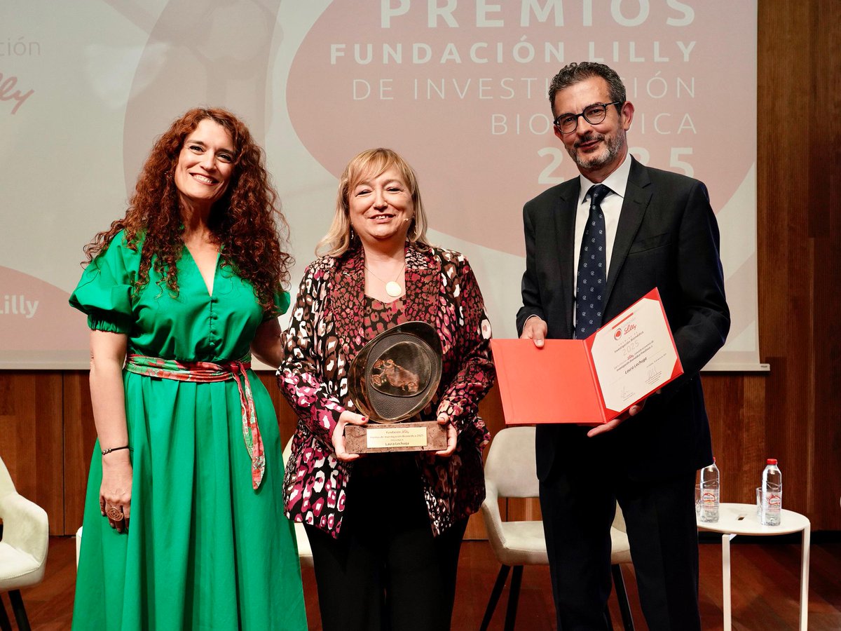 <a href="/HelenaArlequino/">Helena González-Burón</a> <a href="/MANArqueologico/">Museo Arqueológico Nacional</a> <a href="/joseasacristan/">José Antonio Sacristán</a> <a href="/Sla27para/">Laura M. Lechuga Gom</a> <a href="/icn2nano/">Catalan Institute of Nanoscience & Nanotechnology</a> <a href="/CSIC/">CSIC</a> <a href="/CIBERBBNYSF/">CIBER-BBN-YSF Biomat</a> <a href="/SaludISCIII/">Instituto de Salud Carlos III (ISCIII)</a> <a href="/NanoB2A_group/">NanoB2A group</a> <a href="/idibgi/">IDIBGI Institut d'Investigació Biomèdica de Girona</a> <a href="/DCOBN/">CIBEROBN</a> <a href="/htrueta/">Hospital Trueta</a> 🏆<a href="/joseasacristan/">José Antonio Sacristán</a> y @evaortegapaino hacen entrega del #PremiosFLilly de Investigación Biomédica Preclínica 2025 a Laura Lechuga (<a href="/Sla27para/">Laura M. Lechuga Gom</a>), directora del grupo de Nanobiosensores y Aplicaciones Bioanalíticas del <a href="/icn2nano/">Catalan Institute of Nanoscience & Nanotechnology</a>.

¡Enhorabuena y gracias por tu importantísima labor!