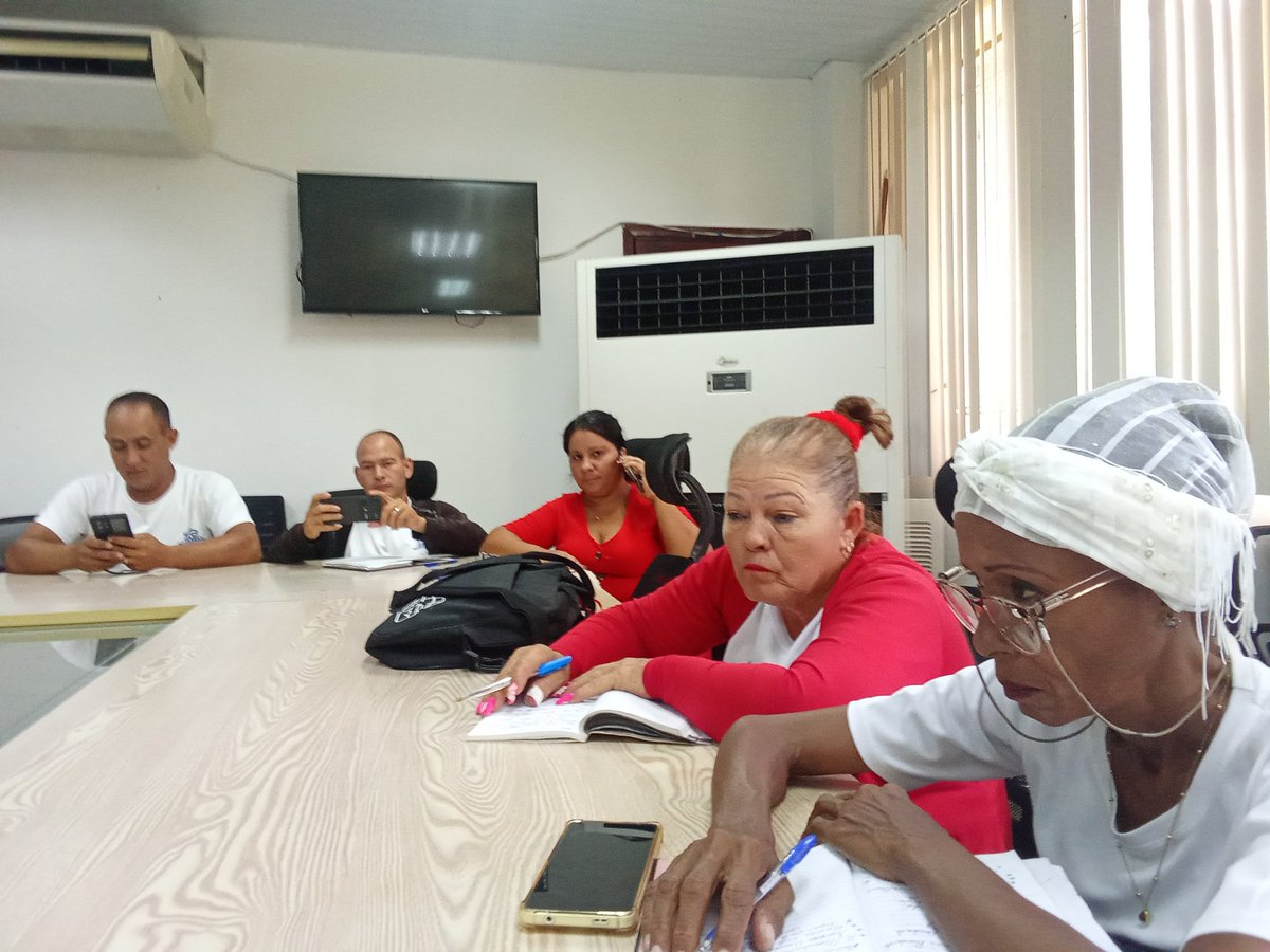 omar_cobas97724's tweet photo. Cada lunes se reúne la dirección de la AMPP con presidentes de los CP y analiza las tareas de la semana, principales inquietudes y posibles soluciones .En esta ocasión Se pronunció por condenar el injusto ataque de Israel y EUA contra Irán y el reclamo a la Paz. https://t.co/JGBUhNSl2g