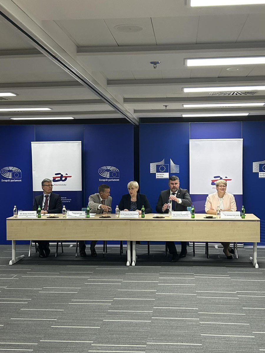 Hvala,
 🇵🇱 predsedstvu Sveta 🇪🇺 za odlično organizacijo sestanka ter hvala Predsednici 🇸🇮, da ste ostali zvesti tradiciji in nas zopet obiskali v #HišaEU. Danes smo gostili 🇪🇺 veleposlanike v razširjenem formatu! Saj nepredvidljive razmere v svetu potrebujejo enotnost v Evropi.