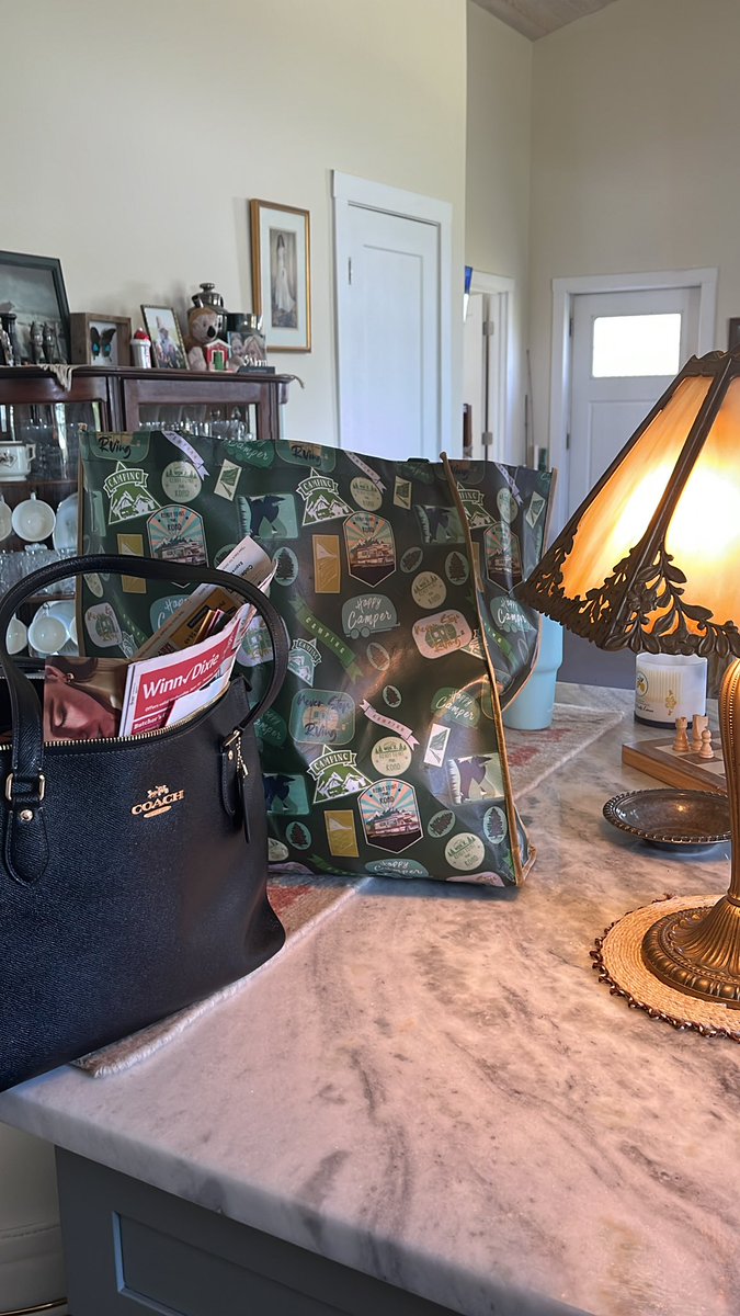 RachaelakaRach's tweet image. They have flowers 🌺 on them look.. Remember

-I’m so happy you were there; just blowing up the Interwebs with the ideas that take me away from Self. 
It’s in One’s presence where the presents Begin 
#DawnSpeaks from The #StopChasingLive