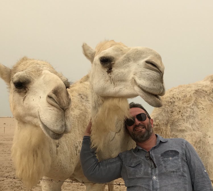 Fotoğraf Kuveyt’te çölün ortasında, Amerikan üssüne 500-600 metre uzaklıkta çekilmişti. Soldaki devenin yanındaki boşluktan küçücük görünüyor üssün bir kısmı. İran “Beşaret’ül Feth / Zaferin Müjdesi” adını verdiği füze saldırılarında Katar ve Irak ABD üslerini vurdu.