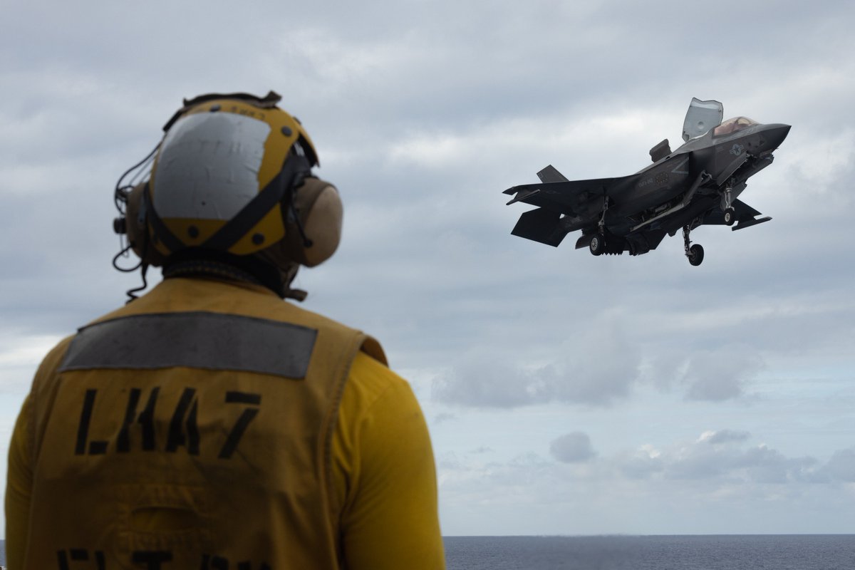 5th-Gen Power! ⚡

An F-35B Lightning II aircraft from the 31st Marine Expeditionary Unit lands aboard the amphibious assault ship USS America (LHA 6) during flight operations in the Coral Sea.
