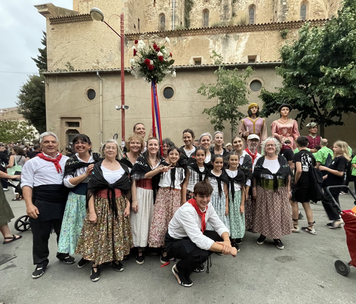 Cintes_LG's tweet photo. CORPUS 2025 💐
Un any més, moltes gràcies als qui feu possible el Corpus i a tothom qui va venir a veure-ho! Ha estat un plaer ballar en aquest dia tan especial i amb el privilegi de la música de @Grallarriga ! 🥳🎶🥁 https://t.co/KvTplStCgG