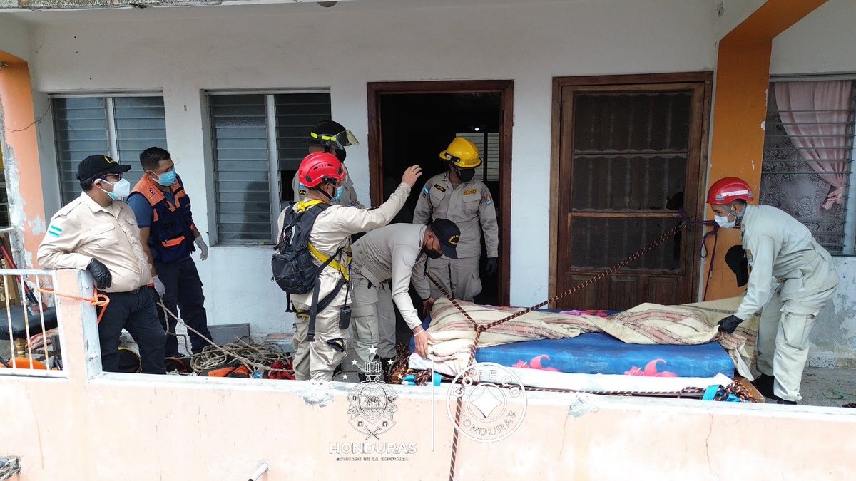 Secretaría de Gestión de Riesgos y Contingencias (@copecogob) on Twitter photo La Ceiba, Atlántida:
Donde hay una acción humanitaria para salvar vidas, allí está #COPECO, este día 23 de junio, en cumplimiento a instrucciones del ministro Vicealmirante (R) <a href="/JoseJorgeFortin/">José Jorge Fortín Aguilar</a>, colaboradores de la Unidad Médica de Emergencias #UME de esta Secretaría de Estado, La Ceiba, Atlántida:
Donde hay una acción humanitaria para salvar vidas, allí está #COPECO, este día 23 de junio, en cumplimiento a instrucciones del ministro Vicealmirante (R) <a href="/JoseJorgeFortin/">José Jorge Fortín Aguilar</a>, colaboradores de la Unidad Médica de Emergencias #UME de esta Secretaría de Estado,
