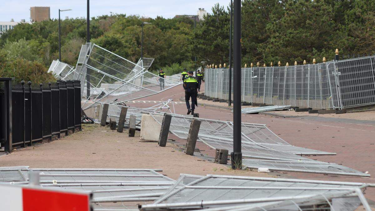 koemans1's tweet photo. Harde wind zorgt voor chaos rondom streng beveiligde Noordwijkse kust. IJzeren barrière niet bestand tegen harde wind

Alsof het nog nooit eerder heeft gewaaid in Nederland.
Wat een niveau.
Komt vast goed 🤡 https://t.co/j12RL6GJqW