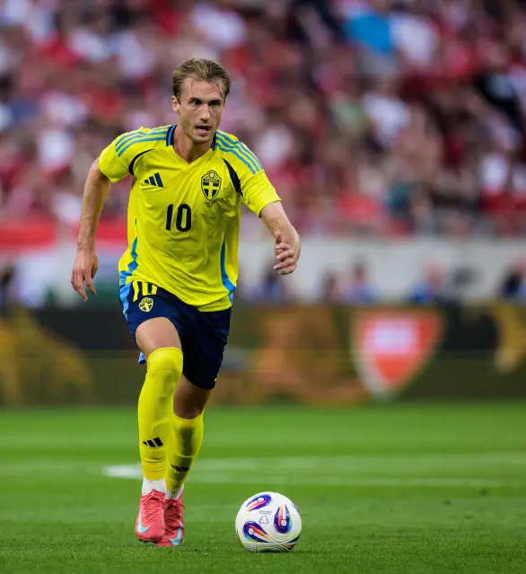 vitominchilli's tweet photo. @Marco_Rogerio_ Trequartista di destra: Benjamin Nygren (23 anni, 186cm, piede sinistro). Nazionale svedese tecnico e intelligente: 19 gol nelle giovanili della nazionale e 2 nella maggiore, 15 gol e 4 assist quest’anno nel campionato danese. In scadenza di contratto
https://t.co/uqcsOgoxSn https://t.co/sEdEmtwQ5l