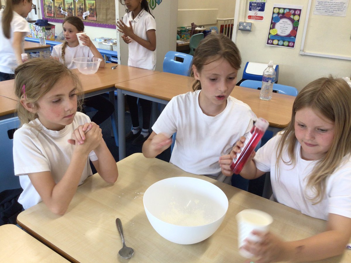 smaaanews's tweet photo. For our last STEM club tonight we had lots of messy fun making bubble dough! We also practised our hoovering-up skills! 😆#STEMclub #smaaascience https://t.co/V9oIs0A3Db