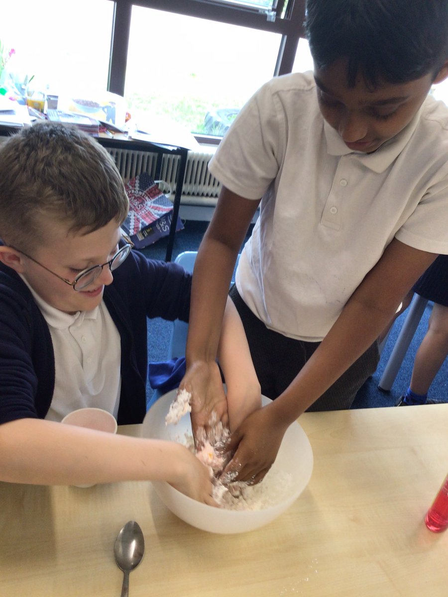 smaaanews's tweet photo. For our last STEM club tonight we had lots of messy fun making bubble dough! We also practised our hoovering-up skills! 😆#STEMclub #smaaascience https://t.co/V9oIs0A3Db