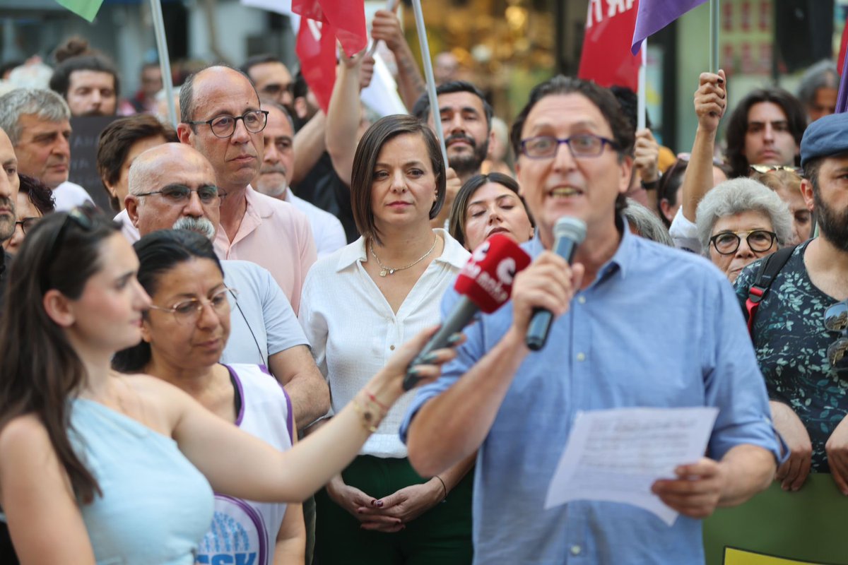 Zeytin torbaya sığmaz, yaşam pazarlık konusu olamaz!

Zeytinlik alanlarımızı, ormanlarımızı, yaşam kaynaklarımızı tehdit eden bu düzenlemeyi asla kabul etmiyoruz. Zeytin yalnızca bir ağaç değil; bu toprakların sesi, emeğin bereketi, yaşamın ta kendisidir.

Yüzyıllardır bu