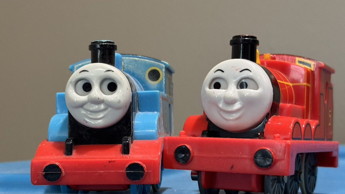 tomasdaspoon's tweet image. little late to the party but THANK YOU @yeenwithgoggles‼️‼️SUPPORT THEM!! ❤️❤️
my thomas has a friend 🤓❤️❤️