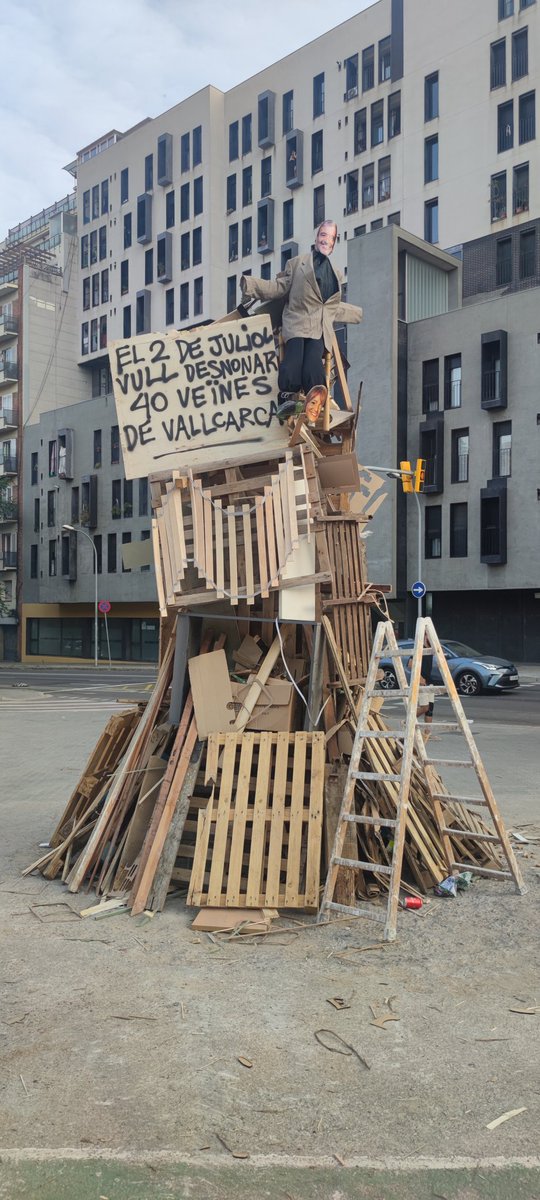 Ja és llesta la foguera de la Revetlla de Vallcarca <a href="/pscbarcelona/">PSC Barcelona/♥️</a> 🔥🔥🔥