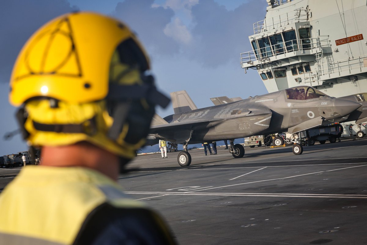 Connected, Lethal, and Sharp-Looking 😉
Aircraft handlers aboard HMS Prince of Wales marshal an F-35 Lightning II aircraft on the flight deck during Operation Highmast—a multinational exercise in the Indo-Pacific region.