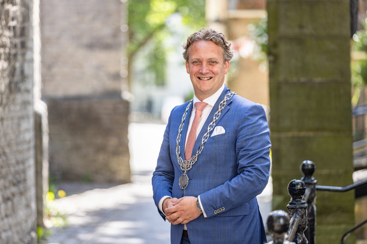 De #gemeenteraad van #Gouda heeft besloten om Pieter Verhoeve voor te dragen voor een tweede termijn als burgemeester. Dat gebeurde tijdens een bijzondere raadsvergadering op 23 juni 2025: gouda.nl/actueel/goudse…