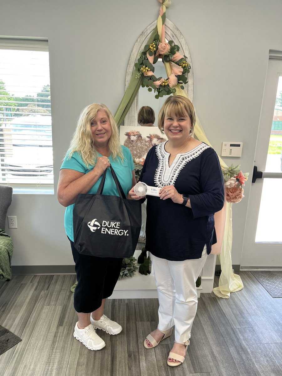 JeanRenk's tweet image. The summer heat is tough and especially on our seniors. @DukeEnergy provided handheld fans to Johnson Co Senior Services and @ShelbyCoSeniors . Please check on your homebound neighbors.