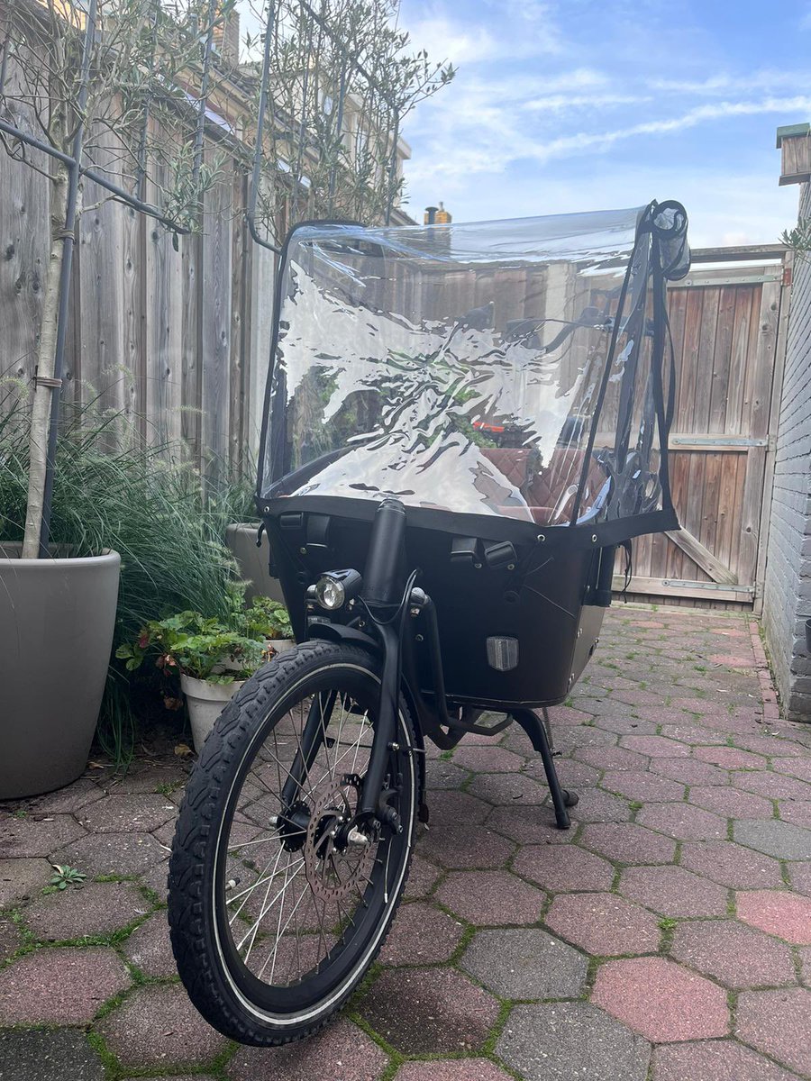 NiekterBraack's tweet image. Onze bakfiets is gisteren nacht om 3:30 gestolen.

Het betreft een zwarte Voque Carry 3. Er zitten bruine kussentjes in. De stangen voor het kapje zijn eraf. Zouden jullie dit willen delen? In de hoop dat hij ergens te koop aangeboden wordt? Thx ☺️