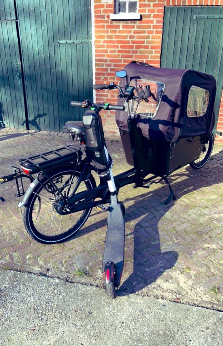 NiekterBraack's tweet image. Onze bakfiets is gisteren nacht om 3:30 gestolen.

Het betreft een zwarte Voque Carry 3. Er zitten bruine kussentjes in. De stangen voor het kapje zijn eraf. Zouden jullie dit willen delen? In de hoop dat hij ergens te koop aangeboden wordt? Thx ☺️