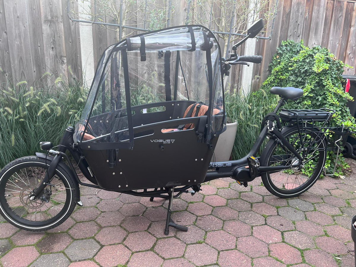 NiekterBraack's tweet image. Onze bakfiets is gisteren nacht om 3:30 gestolen.

Het betreft een zwarte Voque Carry 3. Er zitten bruine kussentjes in. De stangen voor het kapje zijn eraf. Zouden jullie dit willen delen? In de hoop dat hij ergens te koop aangeboden wordt? Thx ☺️