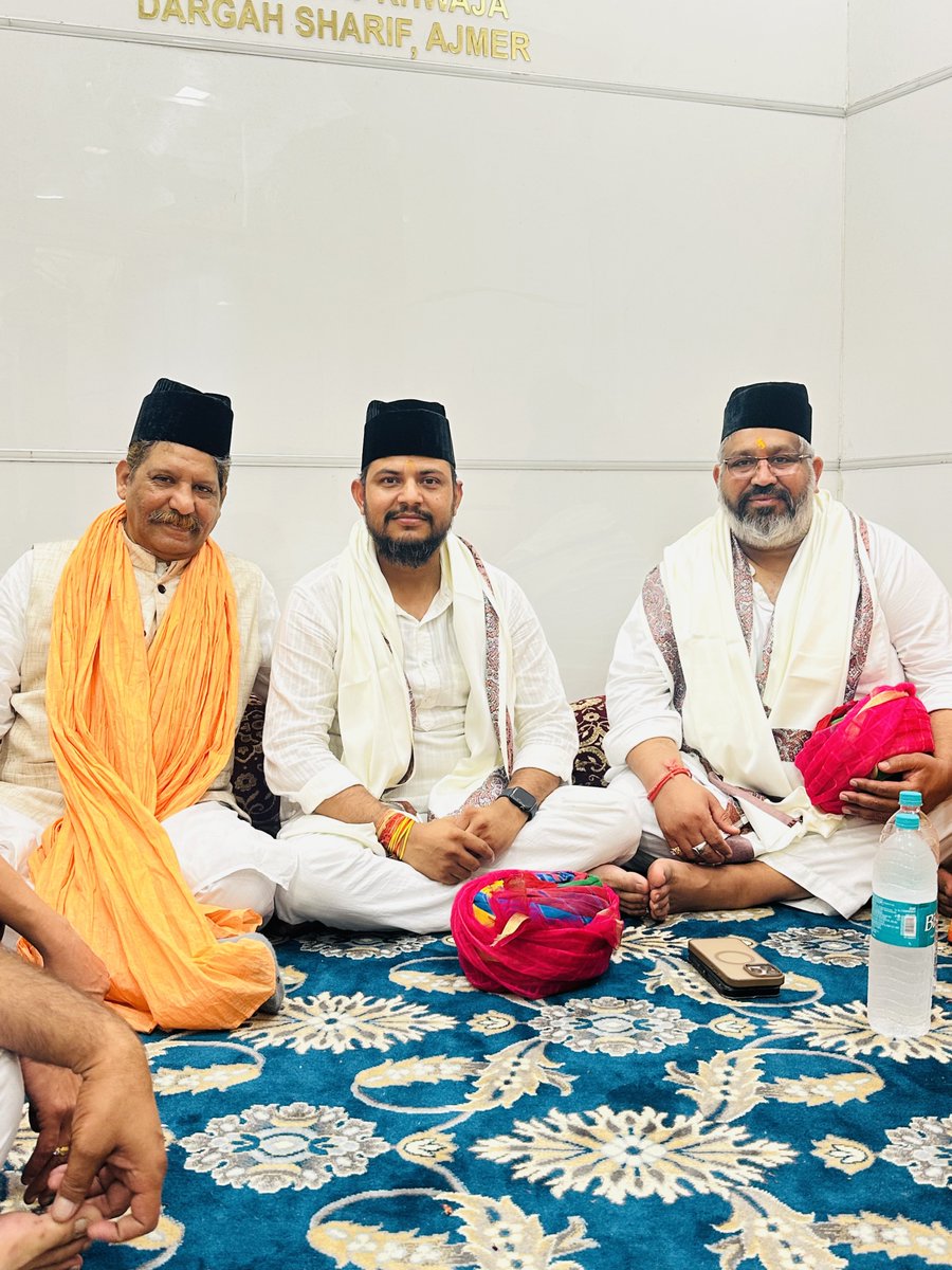 आज <a href="/AAPRajasthan/">AAP Rajasthan</a> के प्रदेश प्रभारी श्री <a href="/DheerajTokasAAP/">Dheeraj Tokas</a> <a href="/ParmilaTokas/">Parmila Dhiraj Tokas</a> जी के साथ अजमेर आगमन पर अजमेर टीम ने ज़ोरदार स्वागत किया,और फिर नवाज़ शरीफ़ की दरगाह पर चादर चढ़ाई , इस दौरान प्रदेश उपाध्यक्ष <a href="/kirtispathak/">Kirti Pathak AAP</a> जी, प्रदेश अध्यक्ष SC विंग पंकज जटिया जी,मीना त्यागी जी , लोकसभा
