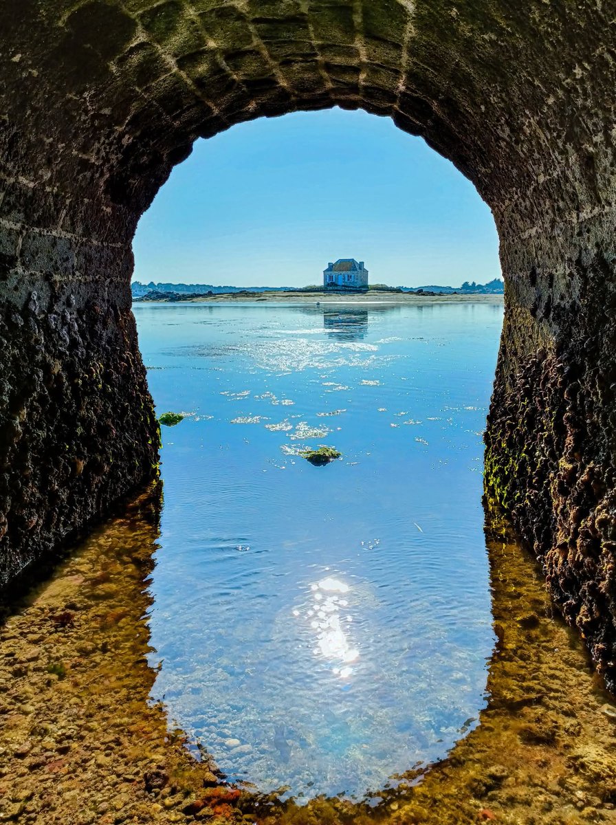 🔵 Lumière parfaite à Saint Cado
Vent nul, reflets magiques sur la ria d’Étel… capturés sous le pont, face à la célèbre maison de Nichtarguer 🏡💙

📸 Merci à Pati Pati (groupe Couleurs de Breizh) - le 18 juin

#SaintCado #Belz #RiaDEtel #Bretagne #CouleursDeBreizh #Morbihan