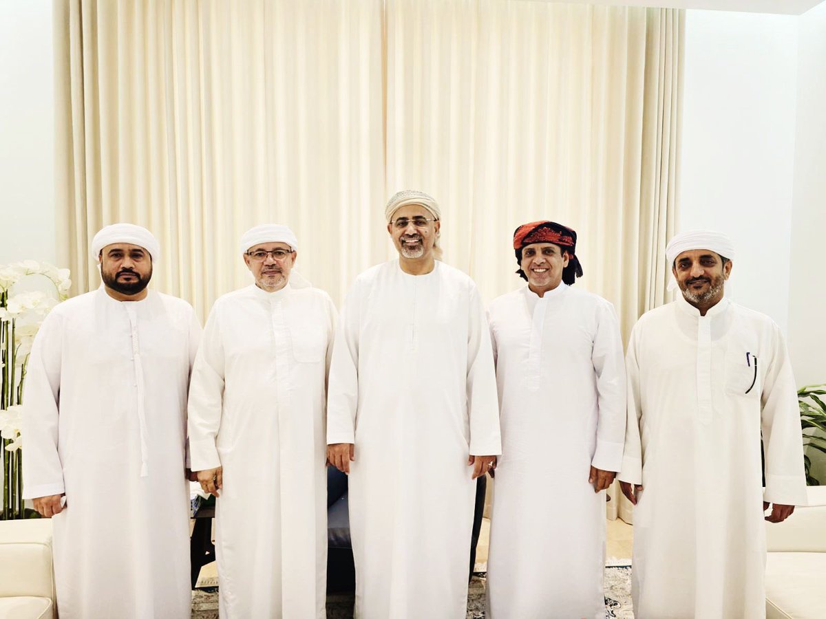 لقاء جمع فخامة الرئيس القائد عيدروس بن قاسم الزُبيدي، نائب رئيس مجلس القيادة الرئاسي رئيس المجلس الانتقالي الجنوبي، وذلك برفقة السلطان عبدالله بن عيسى آل عفرار رئيس المجلس العام لأبناء محافظتي المهرة وسقطرى،والشيخ راجح باكريت والمهندس سالم العبودي وزير الأشغال العامة.
#المهره