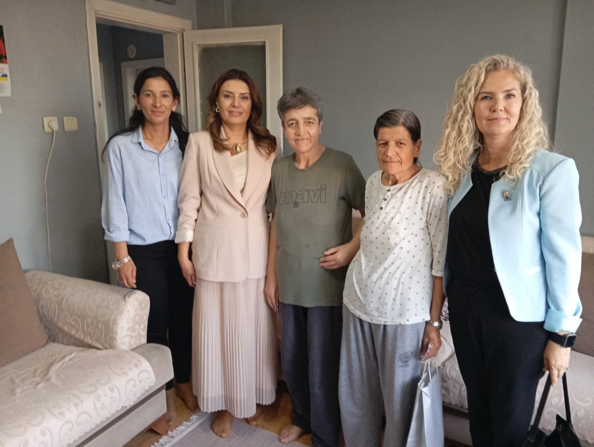 İl Kadın Kolları Başkanımız Yeliz Ergin ve Süleymanpaşa İlçe Kadın Kolları Başkanımız İlknur Koç, kıymetli Şekure Sungurtek Hanımefendiyi ziyaret ettiler.

Nazik ev sahipliği ve samimi sohbeti için kendisine teşekkür ediyor, sağlıklı ve huzurlu günler diliyoruz. 💐

#AKKadınlar