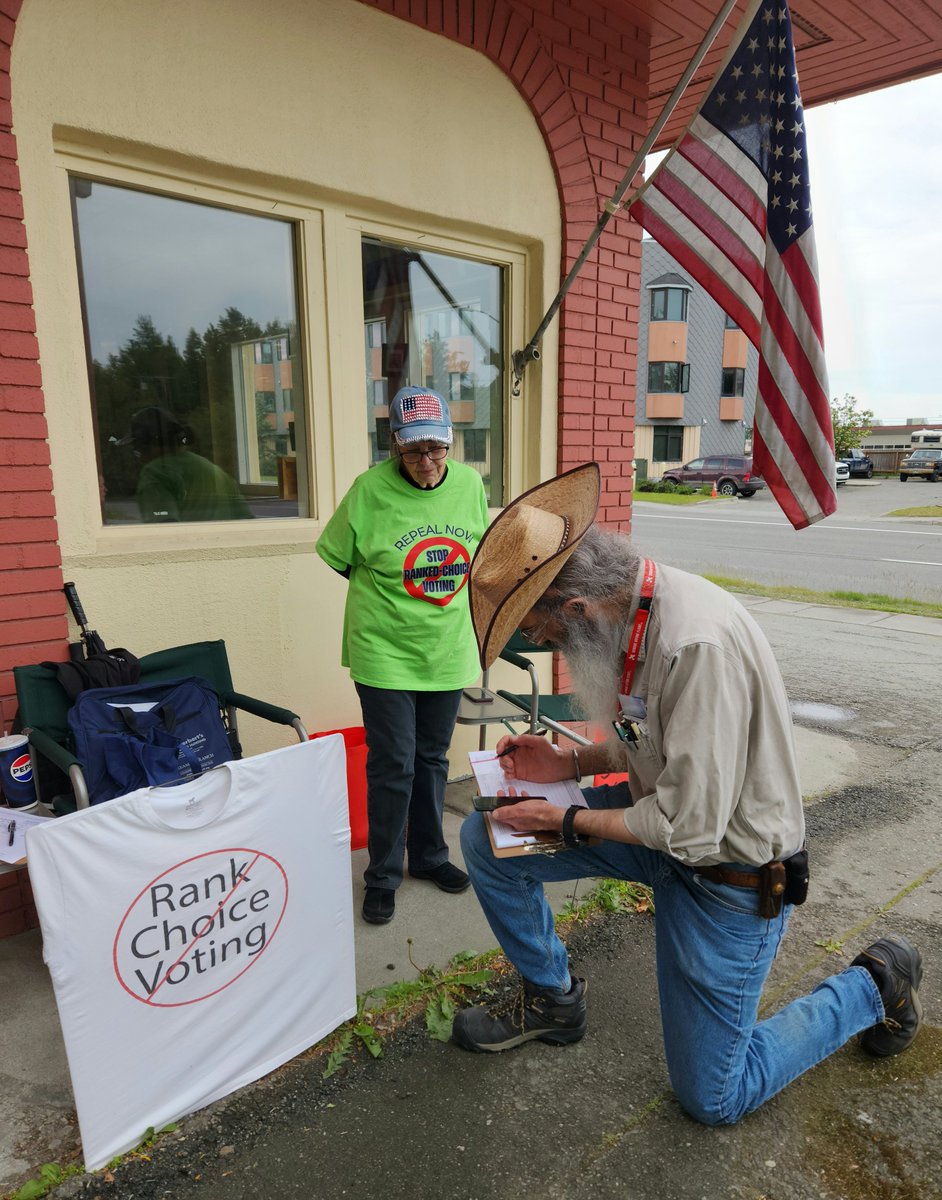 repealnowak's tweet image. 👏👏Look at our AMAZING volunteers, hard at work all weekend, engaging with voters collecting signatures to #RepealRankedChoiceVoting in Alaska! It&apos;s time to #StopRCV!🛑
