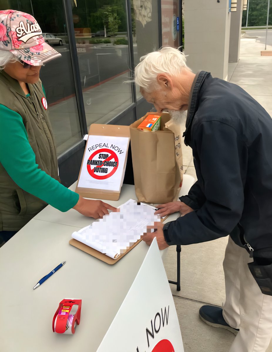 repealnowak's tweet image. 👏👏Look at our AMAZING volunteers, hard at work all weekend, engaging with voters collecting signatures to #RepealRankedChoiceVoting in Alaska! It&apos;s time to #StopRCV!🛑
