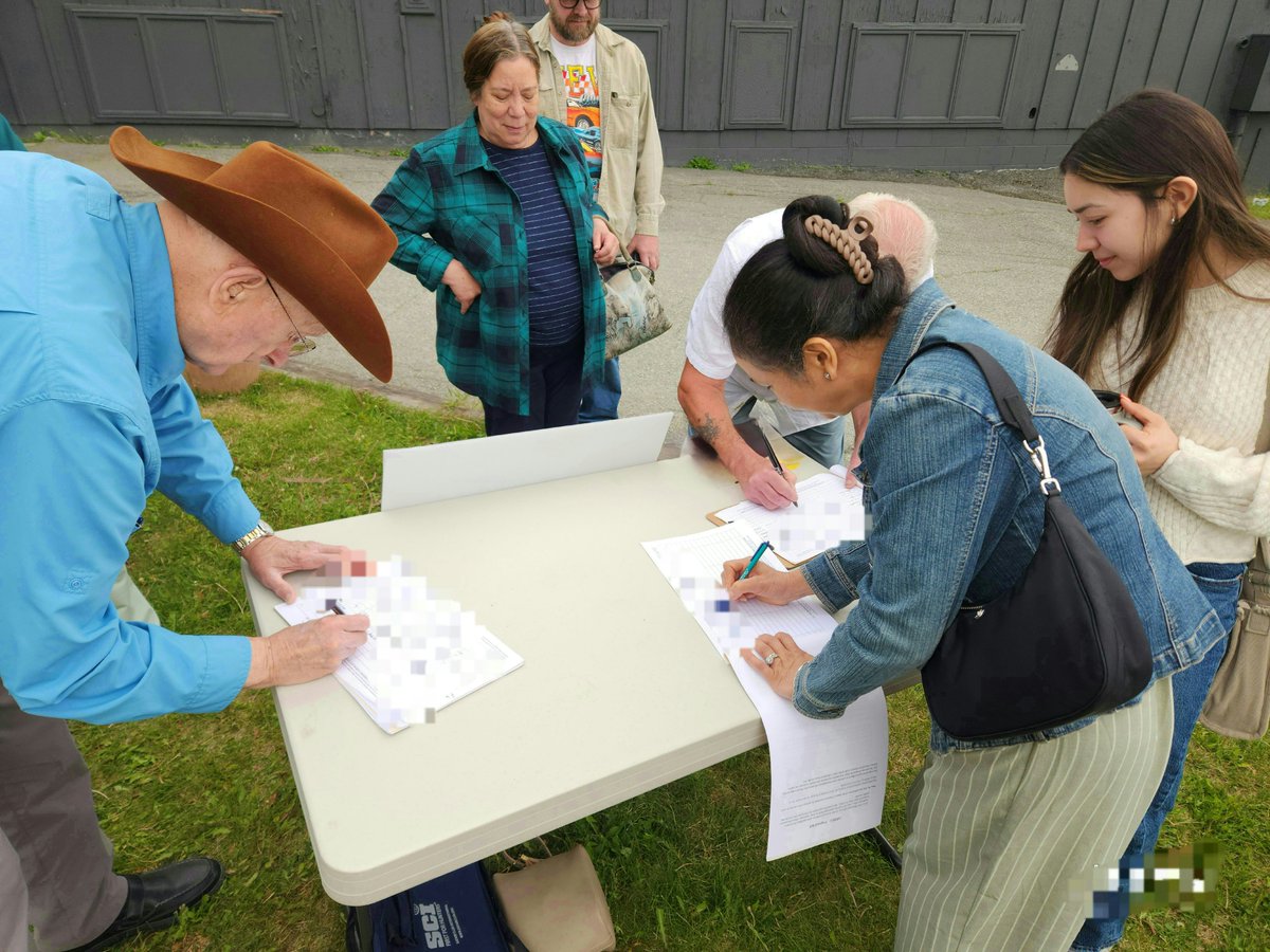 repealnowak's tweet image. 👏👏Look at our AMAZING volunteers, hard at work all weekend, engaging with voters collecting signatures to #RepealRankedChoiceVoting in Alaska! It&apos;s time to #StopRCV!🛑